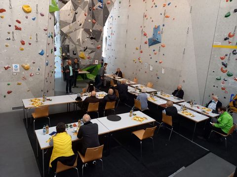 Tische mit ausreichendem Abstand in der Kletterhalle. 