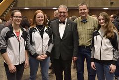 Nina Ulitzsch, Catrin Gorzellik, Oberbürgermeister Keck, Arnold Kaltwasser und Helen Danco freuen sich über die Ehrung. 