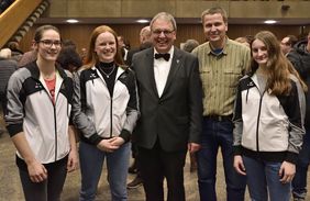 Nina Ulitzsch, Catrin Gorzellik, Oberbürgermeister Keck, Arnold Kaltwasser und Helen Danco freuen sich über die Ehrung.
