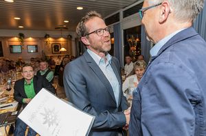 Berthold Negwer, 2. Vorsitzender des DAV Reutlingens, überreicht Peter Langenbucher seine Urkunde und Ehrennadel in Silber